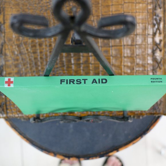 Vintage 1971 America Red Cross First Aid Textbook - Picture 4 of 9